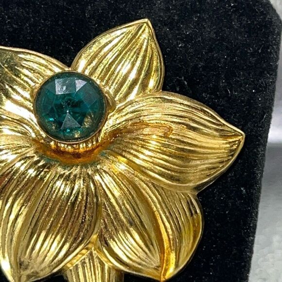 Vintage 1960's Flower Brooch Green Crystal Gold tone Regency Classic Edwardian - Picture 4 of 7